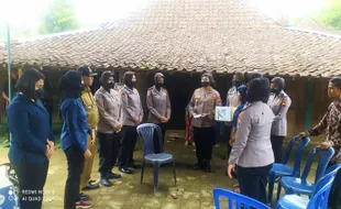 Kecelakaan Maut di Nguntoronadi, Polwan Polres Wonogiri Beri Sumbangan Sembako