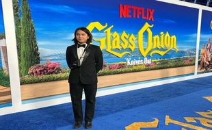 Iqbaal Ramadhan Hadiri Penayangan Glass Onion: A Knives Out Mystery