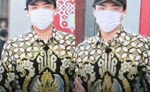 Sehun EXO Pakai Batik saat Pulang ke Korea Selatan, Ganteng Pol!