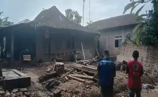 Sudah Lapuk, Rumah Warga Masaran Sragen Ambruk, Kerugian Rp10 juta