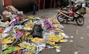 Haul Habib Ali Kelar, Sampah Menggunung di Jl Kapten Mulyadi-Jl Veteran Solo