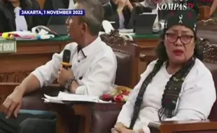 Orang Tua Yosua Ditanya Apakah Tinggal Serumah Picu Sorakan Pengunjung Sidang