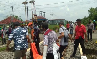 Terserempet Kereta Api Sancaka, Warga Madiun Luka Parah