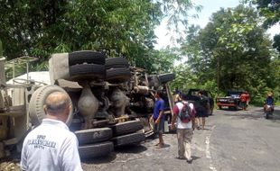 Truk Molen Terguling di Karangpandan Karanganyar, Begini Kondisi Sopirnya