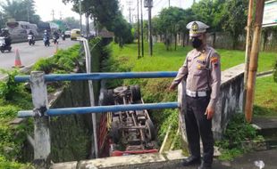 Diduga Sopir Mengantuk, Truk Terguling di Parit di Depan Gudang PLN Ungaran