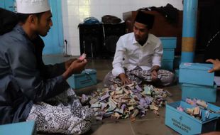 Masjid Agung Solo Serahkan Seluruh Infak Jumat untuk Bantu Korban Gempa Cianjur