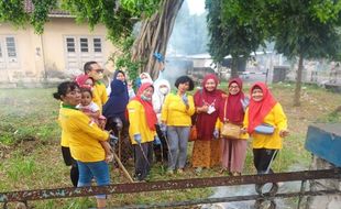 Muktamar Usai, Anggota UMKM Bangkit Colomadu Bersih-Bersih Lokasi Bazar