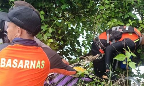 Berswafoto Gaya Salto, Wisatawan Terjatuh dari Tebing Pantai