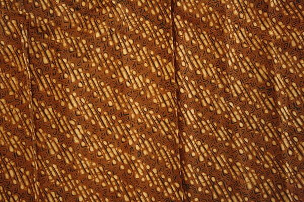 Larangan Mengenakan Batik Motif Parang