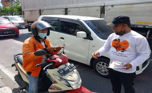 Syiar Kedamaian, Komunitas Ini Bagikan Ratusan Kaus dan Bunga di Solo Baru