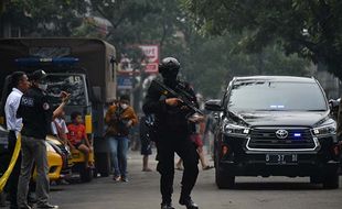 Penjagaan Ketat Pasca Bom Bunuh Diri di Polsek Astana Anyar Bandung