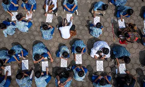 Ratusan Siswa di Semarang Pecahkan Rekor Bermain Dam-Daman