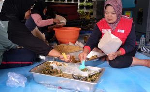 Ribuan Porsi Makanan Disiapkan di Dapur Umum untuk Warga Terdampak Banjir Solo