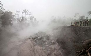 Banyak yang Kirim Makanan, Pengungsi Semeru Butuh Selimut & Tikar