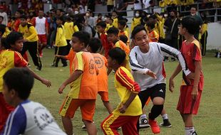 Momen Gibran Dikeroyok Seratusan Siswa saat Bermain Sepak Bola Kolosal di Solo