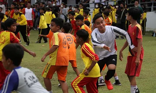 Momen Gibran Dikeroyok Seratusan Siswa saat Bermain Sepak Bola Kolosal di Solo