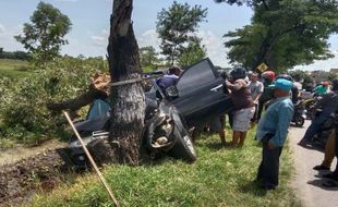 Tabrak Pohon di Jalan Raya Nguter-Sukoharjo, Pajero Ringsek