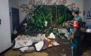 Tembok Rumah Warga Karangpandan Karanganyar Jebol Diterjang Longsor