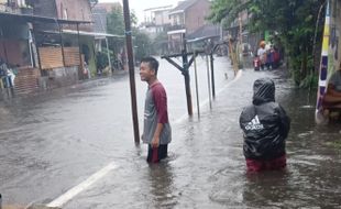 Sukarelawan Solo Sulit Cari BBM untuk Sedot Banjir, Bensin Eceran Jadi Solusi