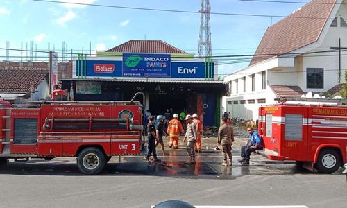 Toko Bangunan di Kebakkramat Terbakar, 6 Truk Pemadam Dikerahkan