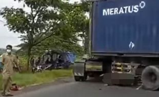 Tabrak Kontainer yang Sedang Putar Arah, Pengemudi Motor Asal Sragen Meninggal