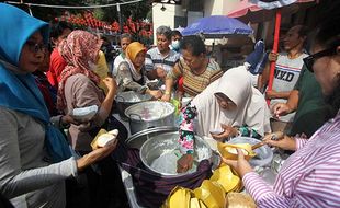 Bakul Pasar Gede Bagi-bagi Jenang, Syukuran Lancarnya Pernikahan Kaesang-Erina