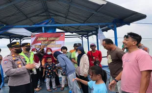 Program Jumat Curhat Polres Wonogiri Sasar Pengunjung Waduk Gajah Mungkur