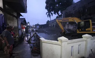 Ratusan Rumah Warga di Bantaran Kali Jenes Solo Picu Pendangkalan Sungai