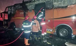 Diduga Overheat, Bus Pengangkut Paket dari Medan Terbakar di Kartasura