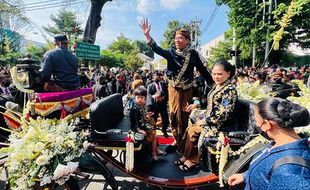 Jalan Slamet Riyadi Solo Lautan Manusia Saksikan Kirab Pernikahan Kaesang-Erina