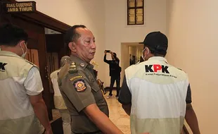 Penyidik KPK Bawa 3 Koper Usai Geledah Ruang Kerja Gubernur dan Wagub Jatim