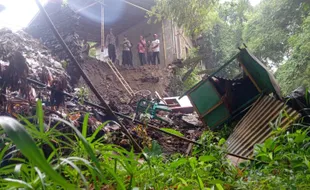 Hujan Deras, Pekarangan Sepanjang 10 Meter Milik Warga Ceper Klaten Longsor