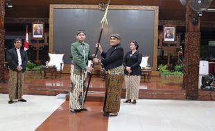 Hadiri Kirab Pusaka HUT Blora, Mangkunagoro X Beri Tombak