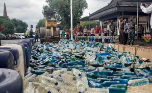 Jelang Nataru, Ribuan Botol Miras Dilindas Alat Berat di Wonogiri