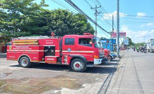 Mobil Damkar & Derek Disiagakan di Jl. Solo-Jogja saat Pernikahan Kaesang-Erina