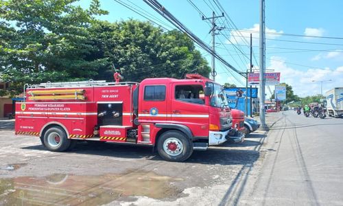 Mobil Damkar & Derek Disiagakan di Jl. Solo-Jogja saat Pernikahan Kaesang-Erina