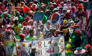 Unik! Warga Bogor Pamerkan Warna-Warni Busana Hasil Daur Ulang Sampah