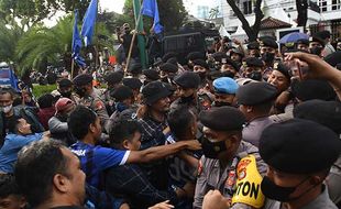 Demo Tuntut KPU Diaudit, Massa Partai Prima Bersitegang dengan Polisi