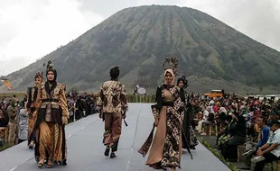 Keren! Fashion Show EJFH 2022 Berlatar Gunung Bromo, Kenalkan Kain Khas Jatim