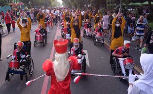 Aksi Drumband SLB YPAC Solo Meriahkan Peringatan Hari Disabilitas Internasional