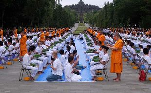 Potret Ritual Potong Rambut Ratusan Calon Samanera di TWC Borobudur Magelang