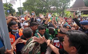 Ribuan Warga Antre Pembagian Sedekah Perayaan HUT ke-7 PT SHA Solo