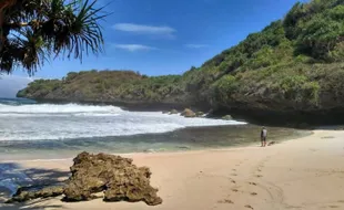 Jarang Didatangi Orang, Pantai Dadapan Paranggupito Wonogiri bak Private Beach