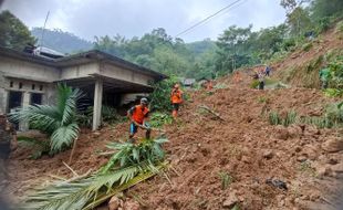 Medan Berat dan Cuaca Buruk Hambat Pembersihan Lokasi Longsor di Ngargoyoso