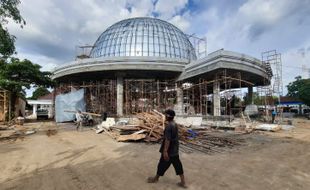 Pemasangan Mahkota RM Said di Pendapa Rumdin Bupati Karanganyar Hampir Rampung