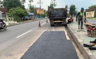 Jadi Penyebab Kecelakaan, Lubang di Jalan Solo-Sragen Ditambal