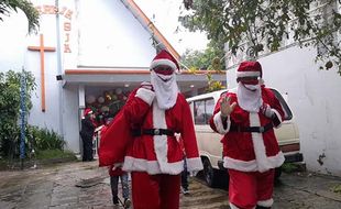 Naik Gerobak Sapi, 2 Sinterklas Bagi-Bagi Hadiah Natal di Pasar Boyolali