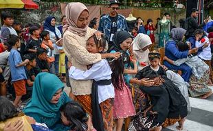 Momen Haru, Sungkeman Massal Peringatan Hari Ibu di Astanaanyar Bandung