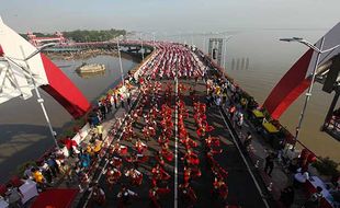 Puluhan Ribu Warga Surabaya Menari Massal Tari Remo Pecahkan Rekor Muri