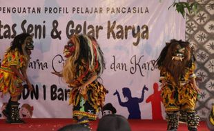 Keren! SDN 1 Barenglor Klaten Gelar Panggung Pentas Seni & Karya Kreasi Sampah